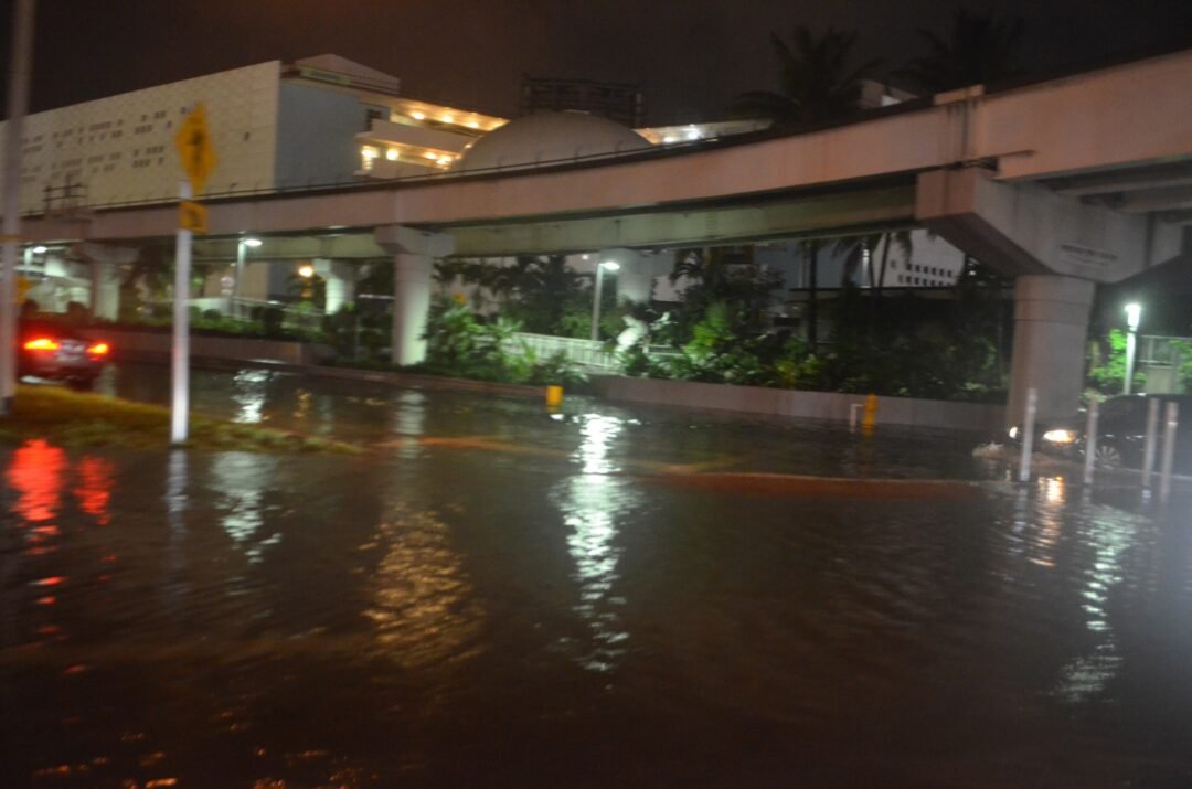 MAREAS ALTAS: ACTIVAN AVISO Y VIGILANCIA POR INUNDACIONES COSTERAS EN MIAMI-DADE, BROWARD Y PALM BEACH